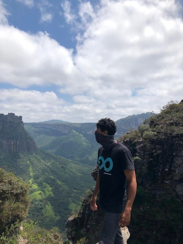 Fernanda admiring the breathtaking view from Morro do Castelo in Chapada Diamantina