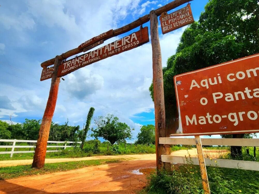 A rustic wooden gate marks the entrance to the Transpantaneira Highway. This landmark is essential for those learning how to get to the Pantanal from the North Pantanal side.
