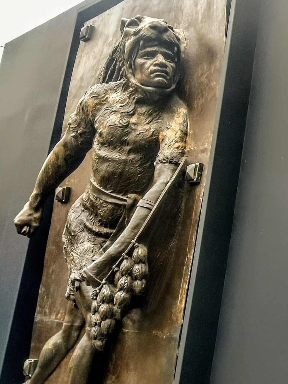 A bronze relief by Jesús Fructuoso Contreras depicting Cacamatzin wearing a jaguar pelt as a warrior.