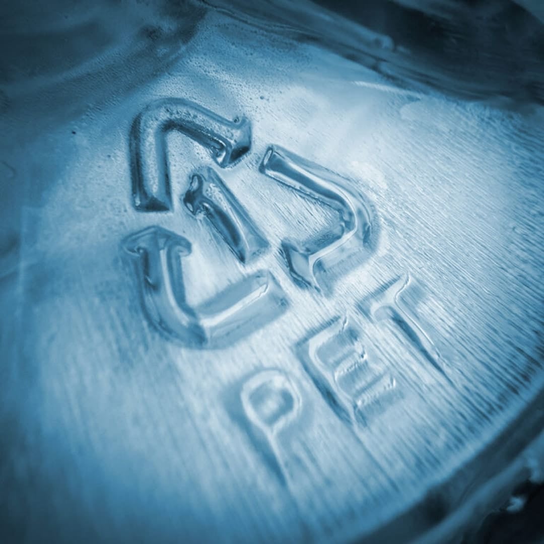 Photo : Plastico.com Recycling symbol on packaging