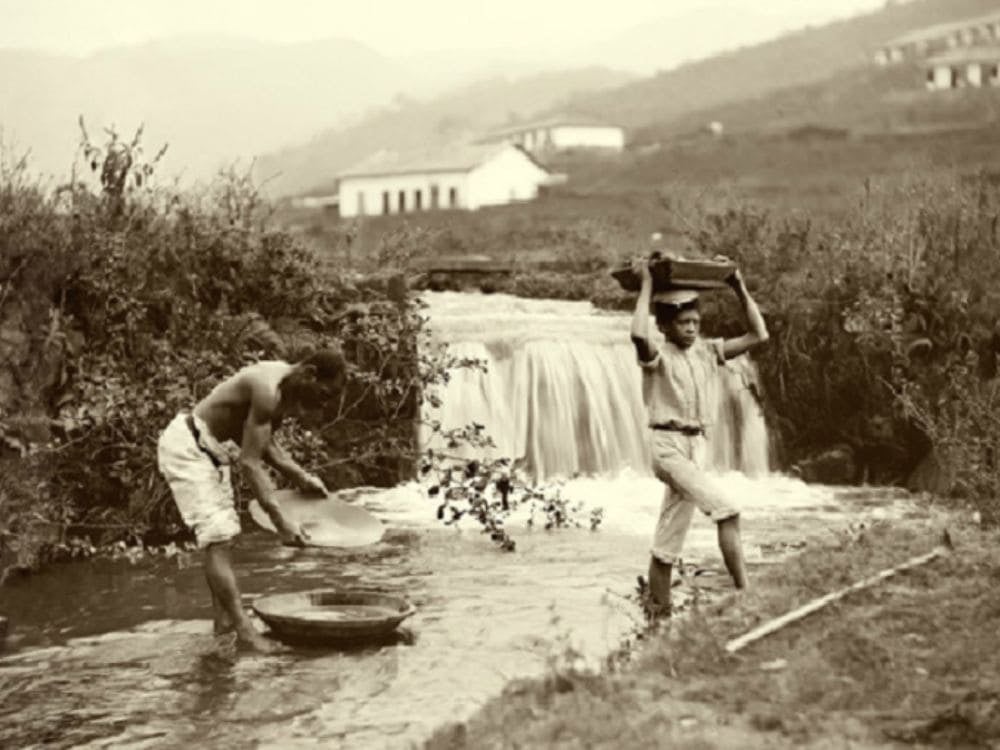 Sepia-toned historical photograph of two miners working on diamond exploration in a river in the Chapada Diamantina region. Sepia-toned historical photograph of two miners working on diamond exploration in a river in the Chapada Diamantina region.