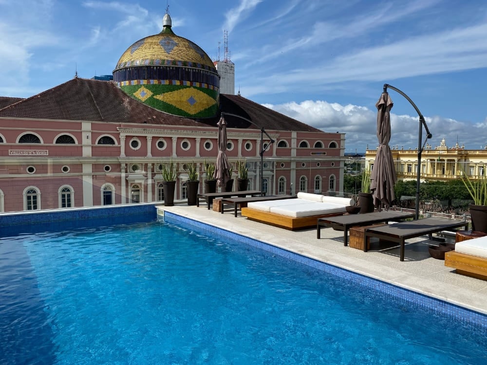 Rooftop swimming pool at Juma Ópera Hotel offering a direct view of the Amazon Theatre dome. Rooftop swimming pool at Juma Ópera Hotel offering a direct view of the Amazon Theatre dome.