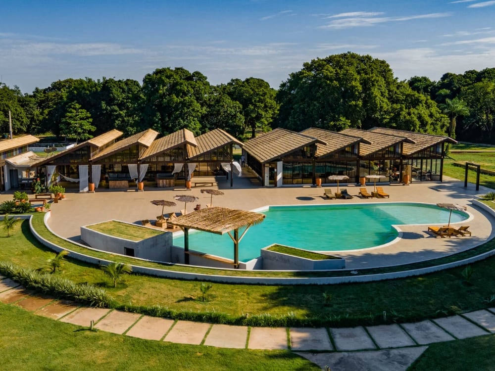 Santa Rosa lodge features a large outdoor swimming pool and modern architecture on the banks of the São Lourenço River. Santa Rosa lodge features a large outdoor swimming pool and modern architecture on the banks of the São Lourenço River.