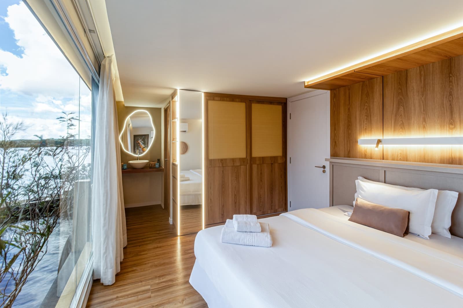 Your bed, the river, and nothing between them but glass. Photo: STUDIO CREATE Photo 4